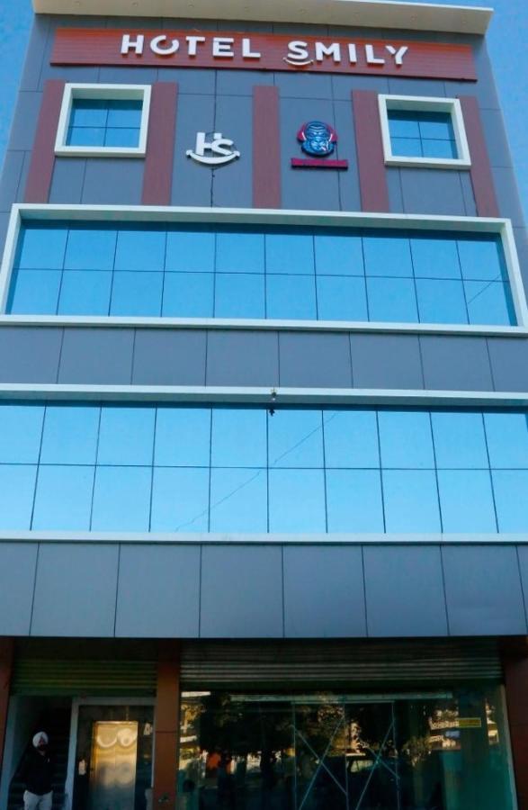 Hotel Smily Ludhijána Kültér fotó