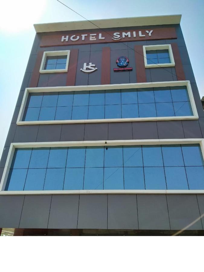 Hotel Smily Ludhijána Kültér fotó